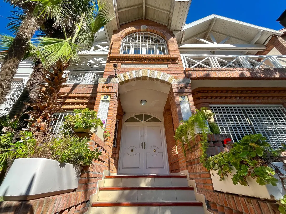 3-story chalet with pool