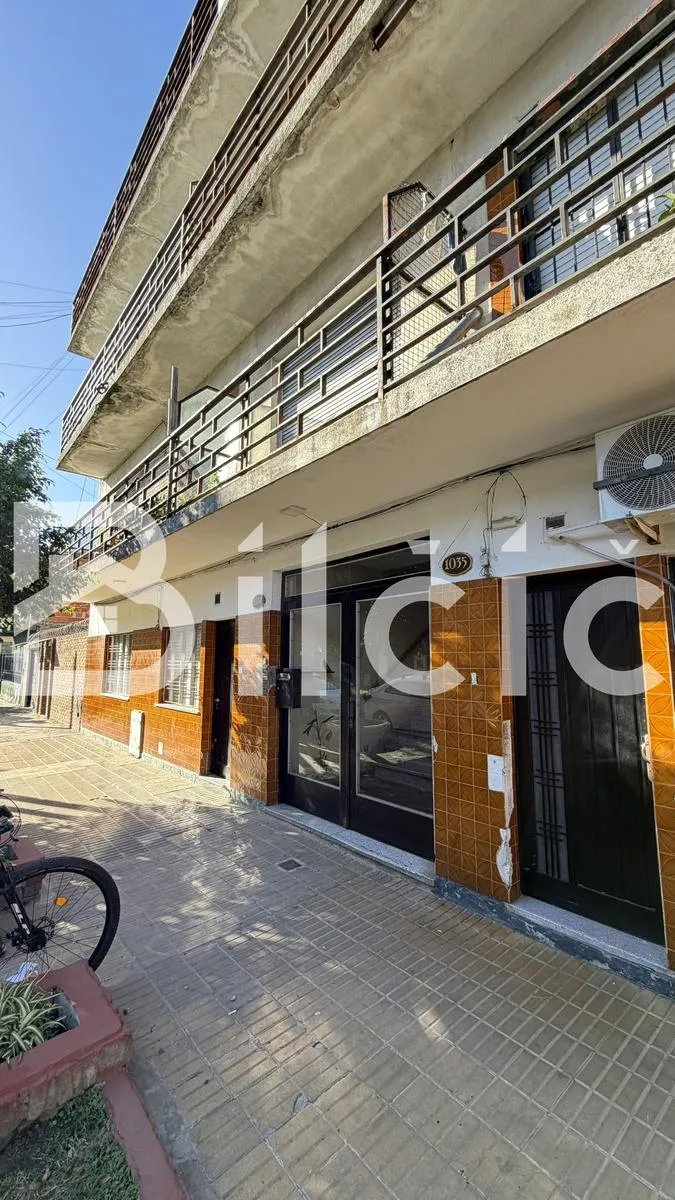 1° piso con balcón, 2 ambientes