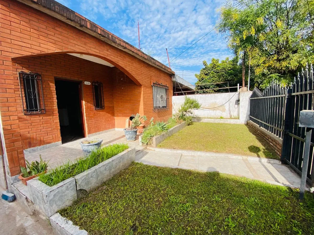 Casa Tres Ambientes En Alquiler En Jose C Paz Con Cochera Y Jardín