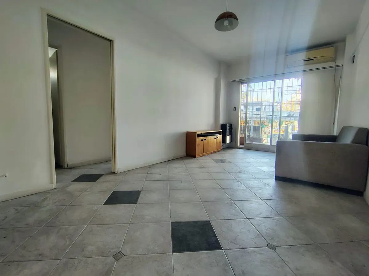 Departamento 3 Amb Con Balcón Y Patio // Cercano A Subte