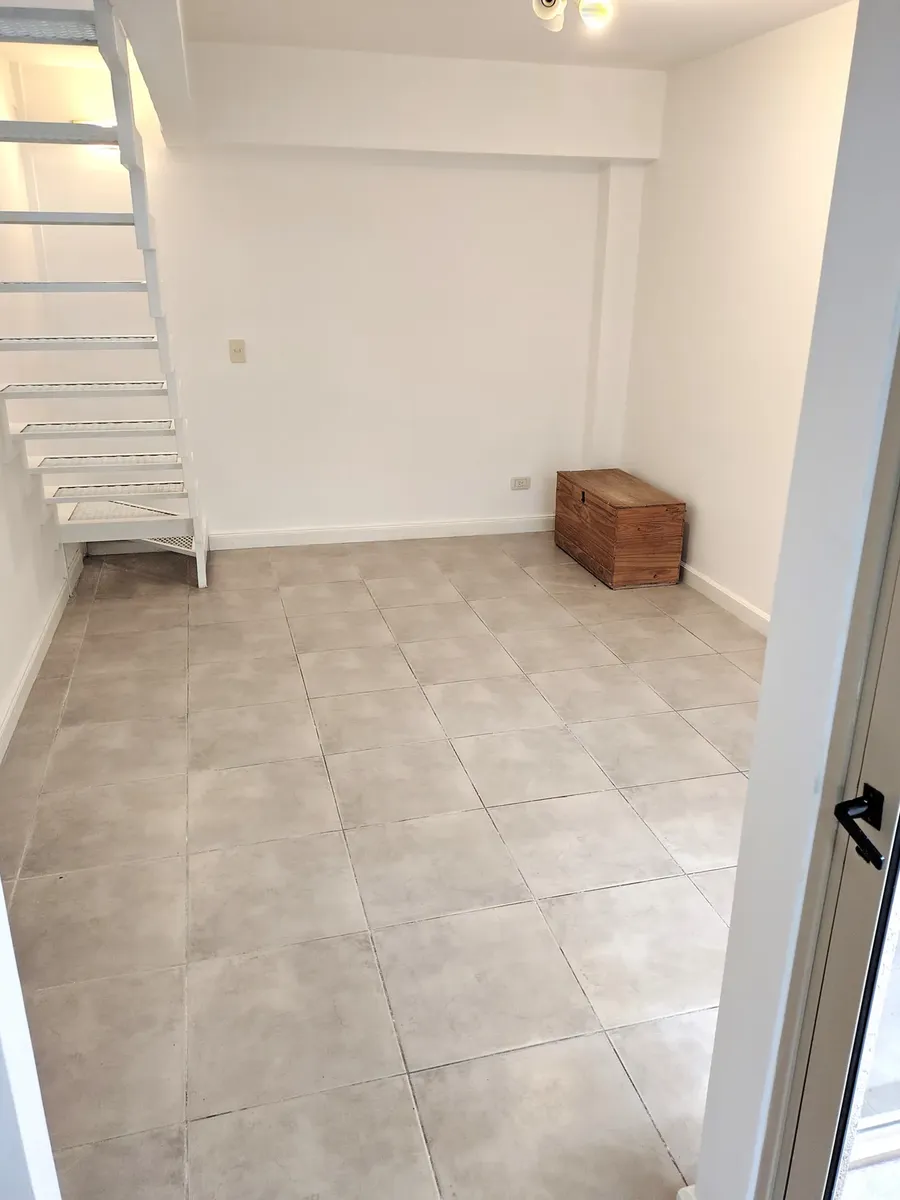Amplio Dos Ambientes, En Dos Plantas, Con Patio Y Toilette