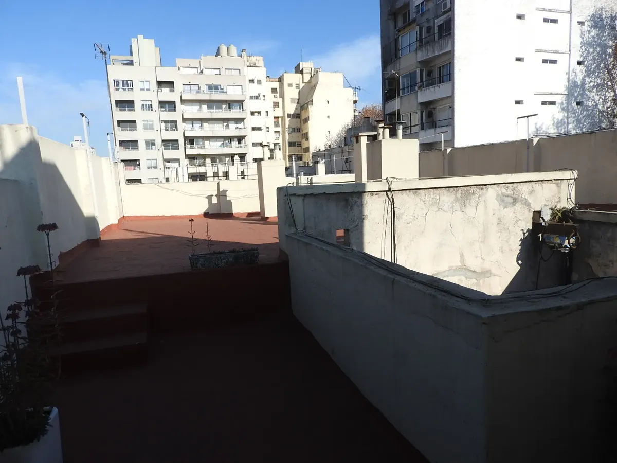 Amplio Monoambiente Divisible, Con Cocina Independiente, En Edificio Con Terraza