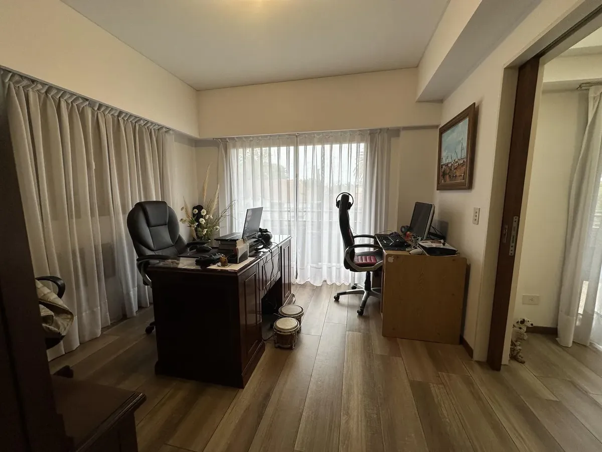 200 м², 3 спальни, парковка