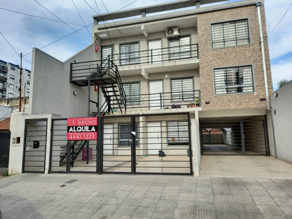 1 dormitorio con balcón