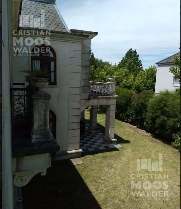 Casa com jardim paisagístico