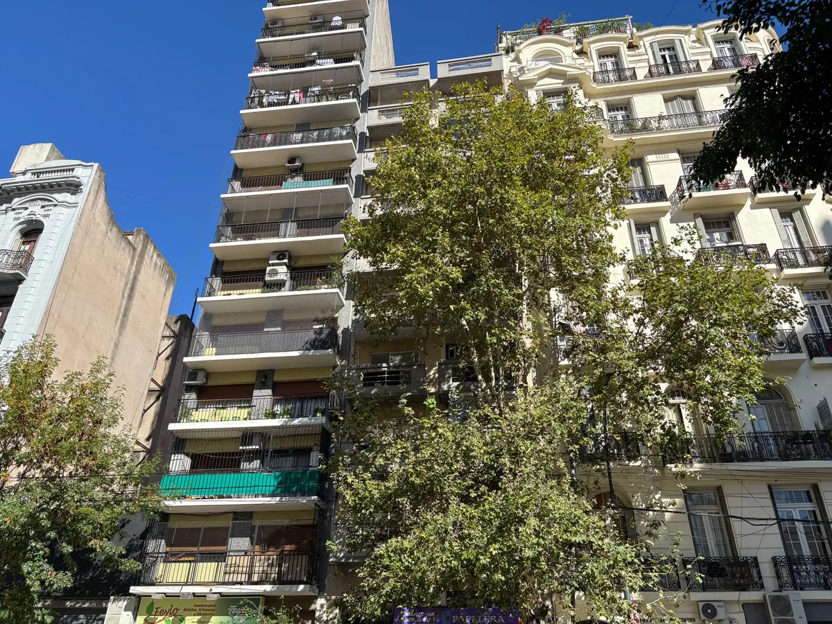 Luminoso Y Amplio Monoambiente Con Balcón En Alquiler En Balvanera