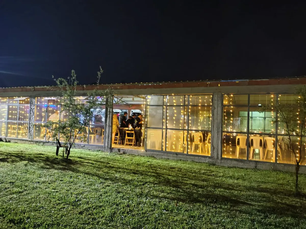 Alquiler De Salón Quinta La Esperanza La Capilla Florencio Varela. vení A Celebrar Tu Evento! Amplio Salón, Totalmente Equipado. 3 Hectáreas, Cancha De Fútbol, Voley, Juegos, Estacionamiento Libre