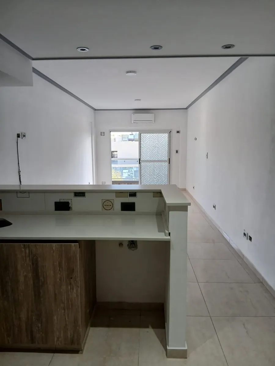 Monoambiente De 36 Mtros Totales, Con Blacón Al Frente, Muy Luminoso Con Cocina Integrada Con Barra Desayunadora, Baño Completo. Antigüedad 4 Años
