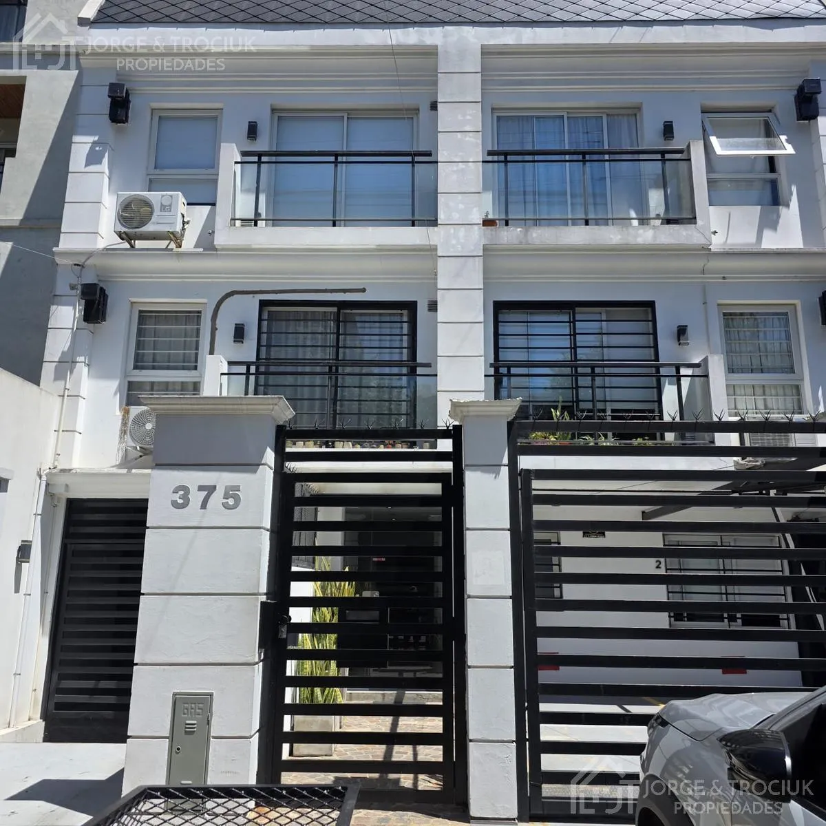 Alquiler - Departamento De 2 Ambientes Con Dos Patios Y Cochera