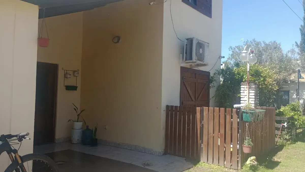 Casa En Un Lugar Con Mucho Verde Zoom De Usos Múltiples Cancha De Paddle Tenis Pileta Plaza Para Niños. La Casa Tiene Aire En La Piesa Y En El Living
