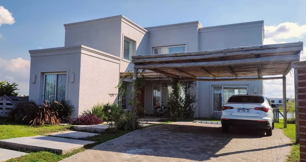 Casa com 3 dormitórios em Escobar
