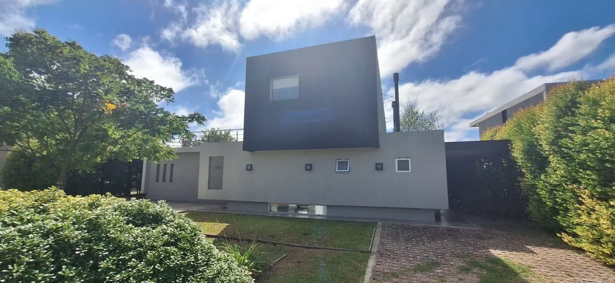 Casa 3 dormitórios com píer
