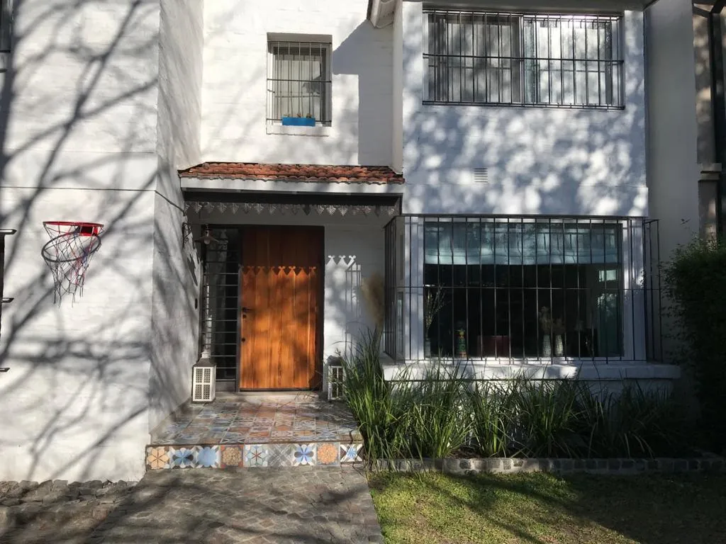 House with pool and grill