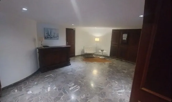 Alquiler De Departamento Con Cochera. Excelente Ubicación