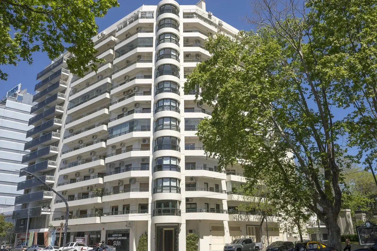 Impecable Apartamento Av. Del Libertador 7000 Con Tres Dormitorios En Suite Con Cochera Doble