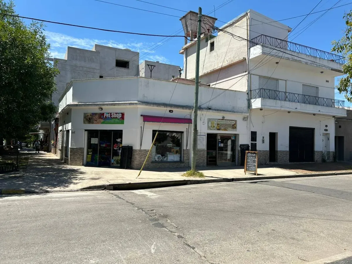 Local Alquiler. Ciudad Evita Centro. Frente. Todo Vidriera. Excelente Estado. Sin Expensas. 20 M2. Zona Comercial. Rodeado De Locales Y Supermercado.mucho Tránsito.recién Pintado.sobre Guayanas Pegad