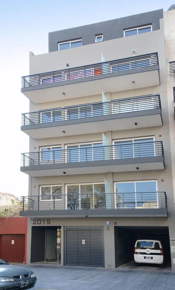Studio no 2º andar com varanda