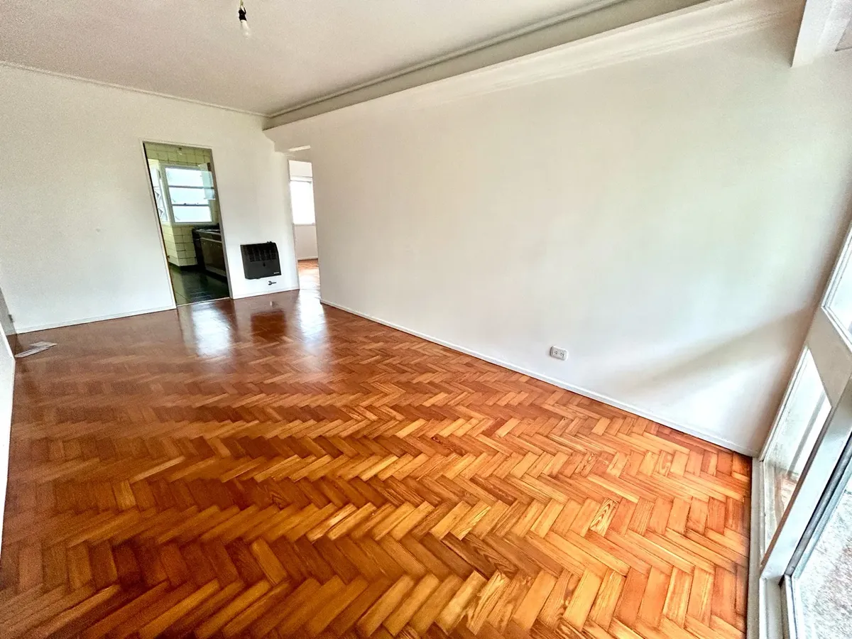 3 ambientes con balcón al frente