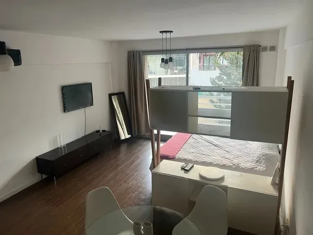Monoambiente con balcón y piscina