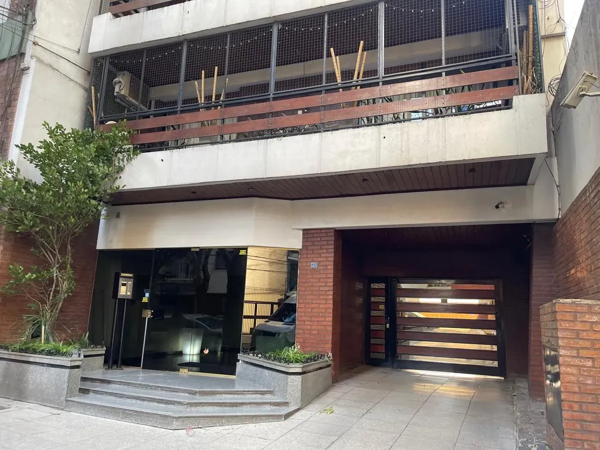 Piso De Cuatro Ambientes Con Dependencia Lavadero Y Cochera
