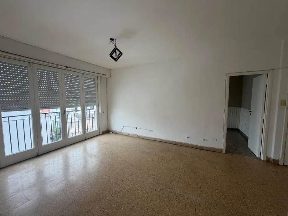 3-room front-facing unit, elevator