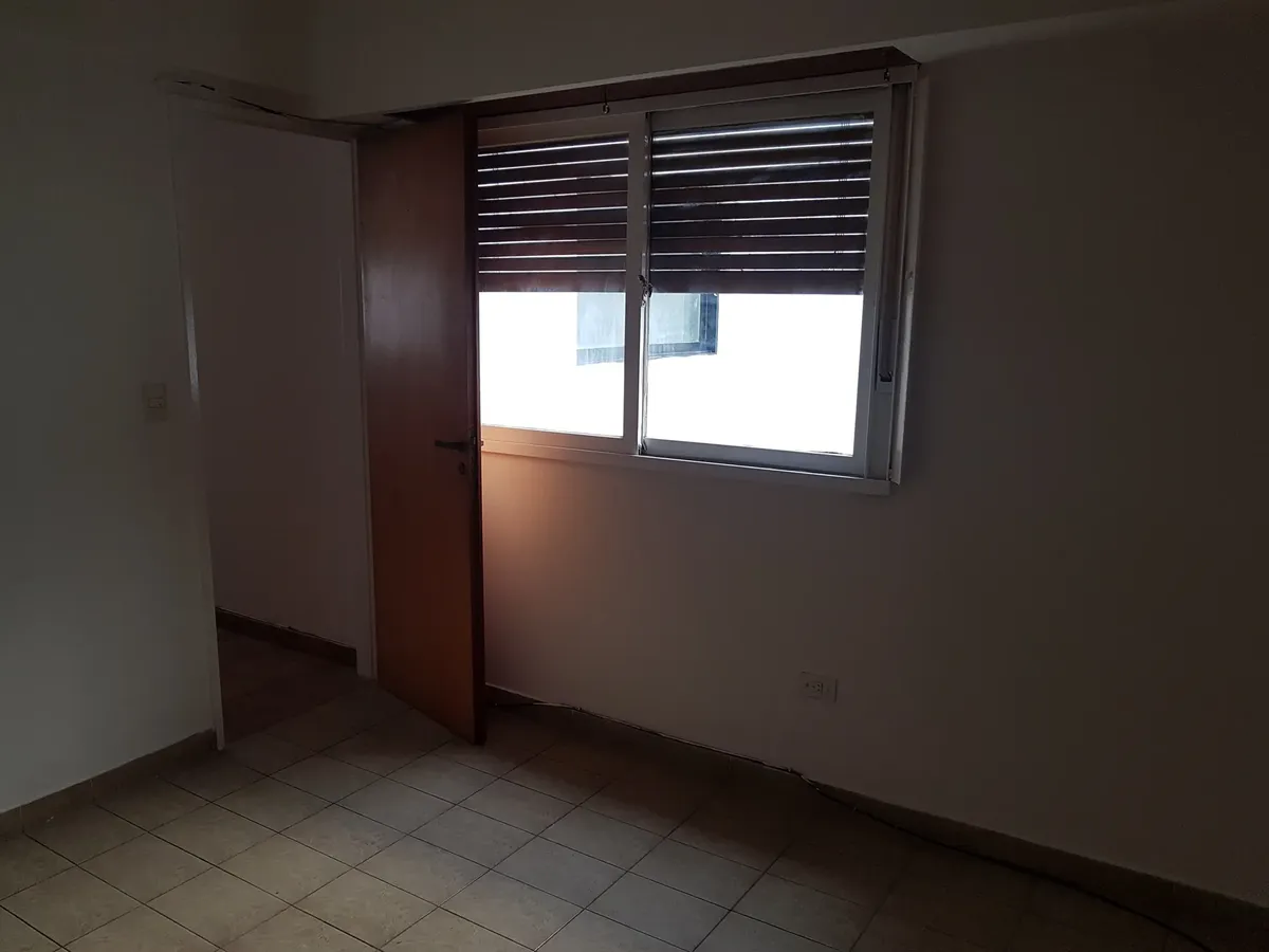 3 Amb Listo Para Habitar, Living Comedor, Cocina Separada Con Lavadero Integrado. Placards En Ambos Dormitorios. Baño Completo. Pequeño Y Soleado Balcón . Primer Piso Por Escalera