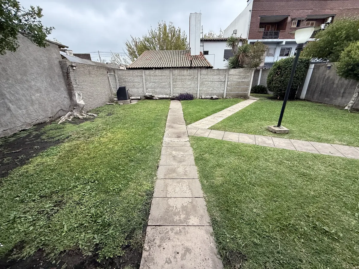 Es Un Departamento En Ph Sobre El Fondo De La Propiedad Qué Cuenta Con Un Hermoso Parque, Un Dormitorio, Un Baño Y Un Amplio Ambiente Para La Cocina Y Living Conedor. A Dos Cuadras De La Avenida