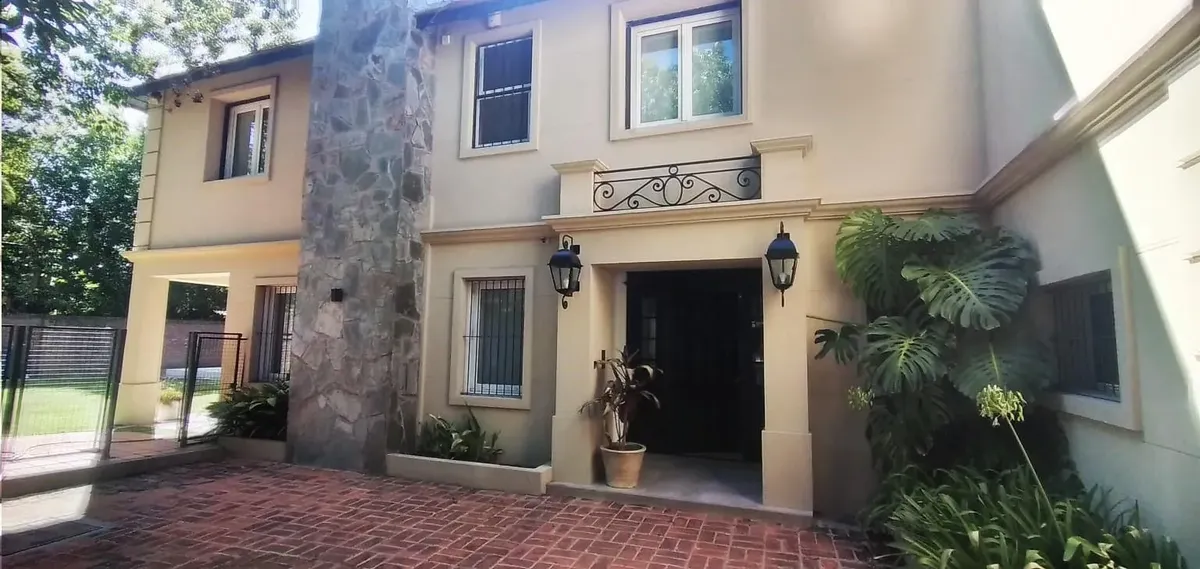 Espectacular Casa En Alquiler En Acassuso, 4 Dormitorios, Gran Jardin, Pileta