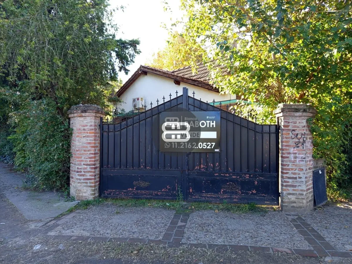 Corner house with pool