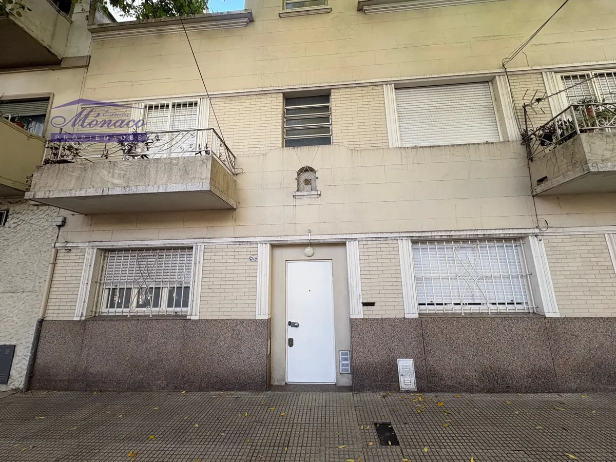 1er piso con balcón al frente