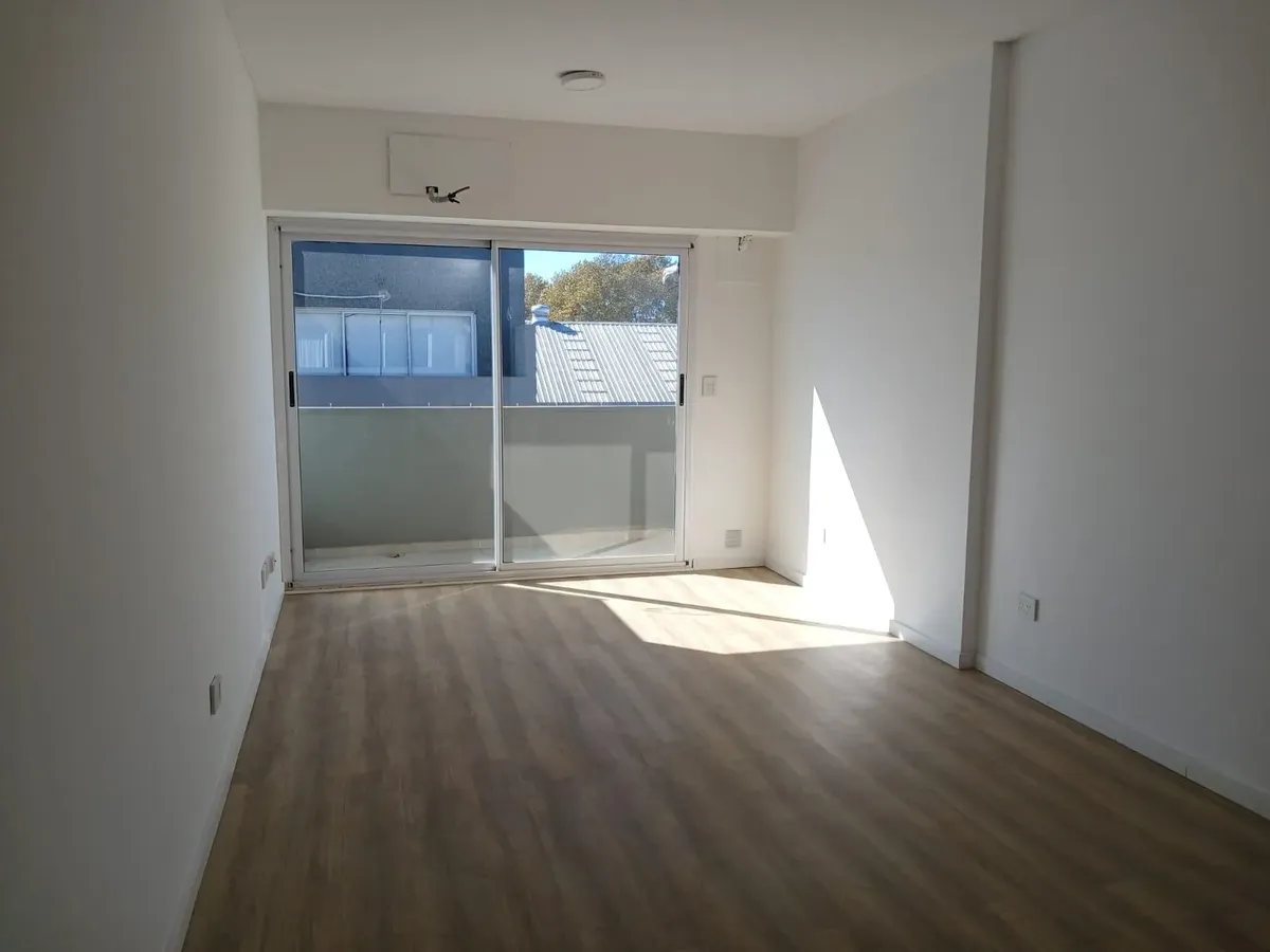 4th-floor studio with balcony
