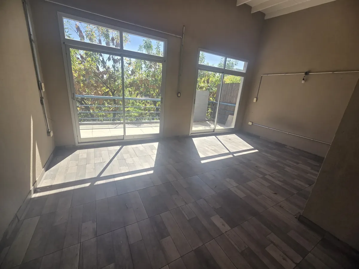 Excelente Al Frente Con Importante Balcon Aterrazado Al Norte, Departamento Divisible