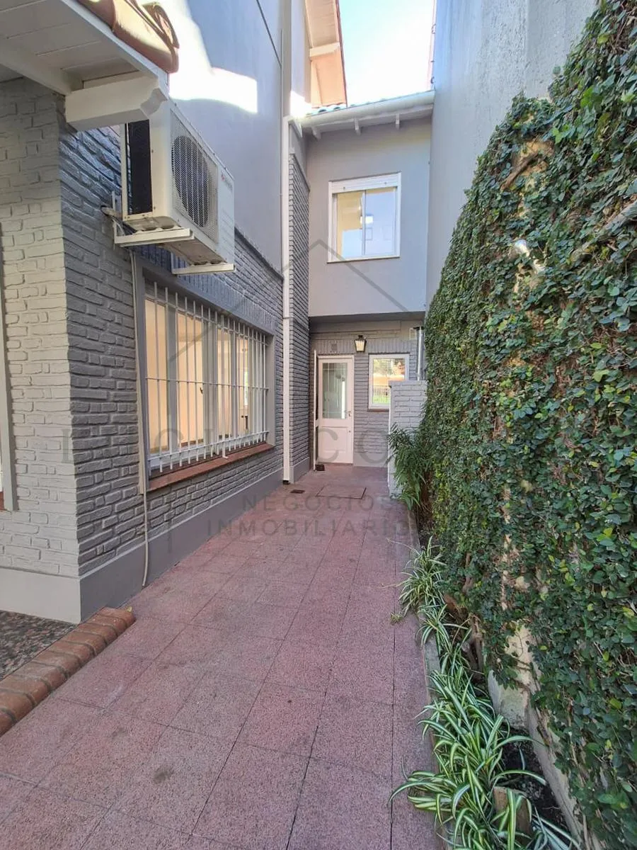 Casa En Alquiler Beccar 5 Ambientes Con Jardín Y Cochera