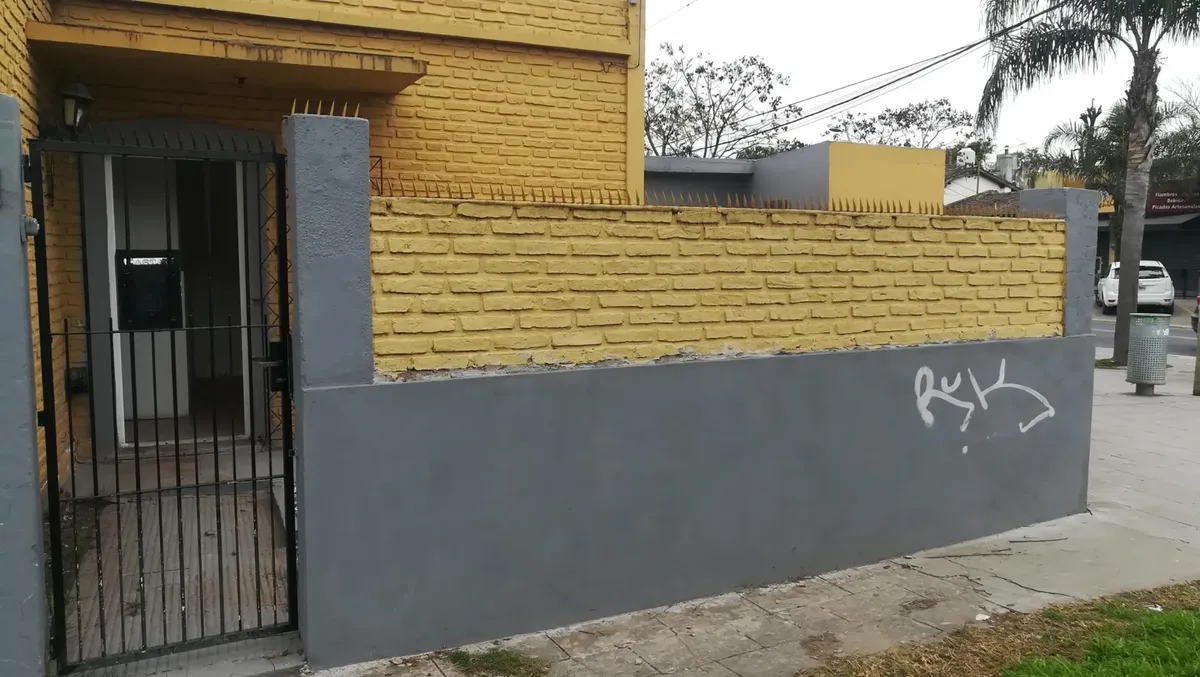 Casa de esquina com vaga e pátio