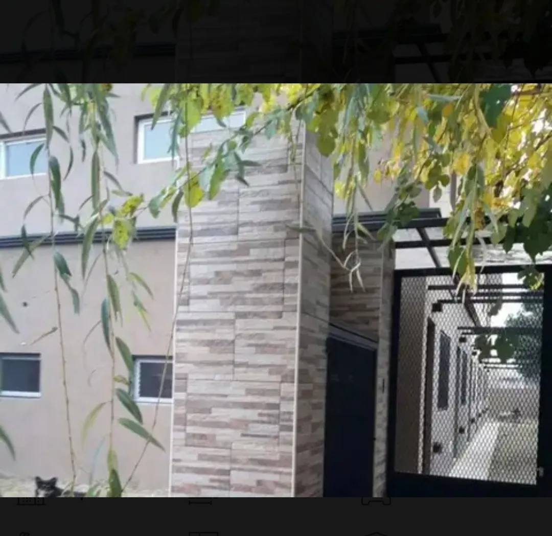 El Inmueble Está Dispuesto En Dos Plantas En La Planta Alta Dormitorio, Terraza/balcón Con Conección Para Lavarropas, Planta Baja Living Comedor Integrados, Cocina, Baño Completo, Cochera Al Frente