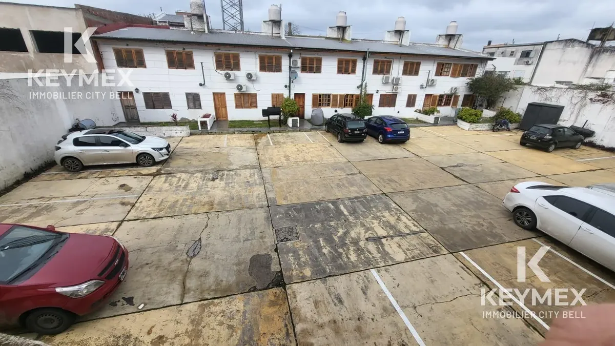 2BR, uncovered parking, bathtub
