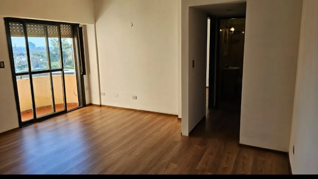 Departamento 2 Ambientes Amplios Y Luminoso. Impecable , Recién Pintado Y Piso Flotante. Super Luninoso
