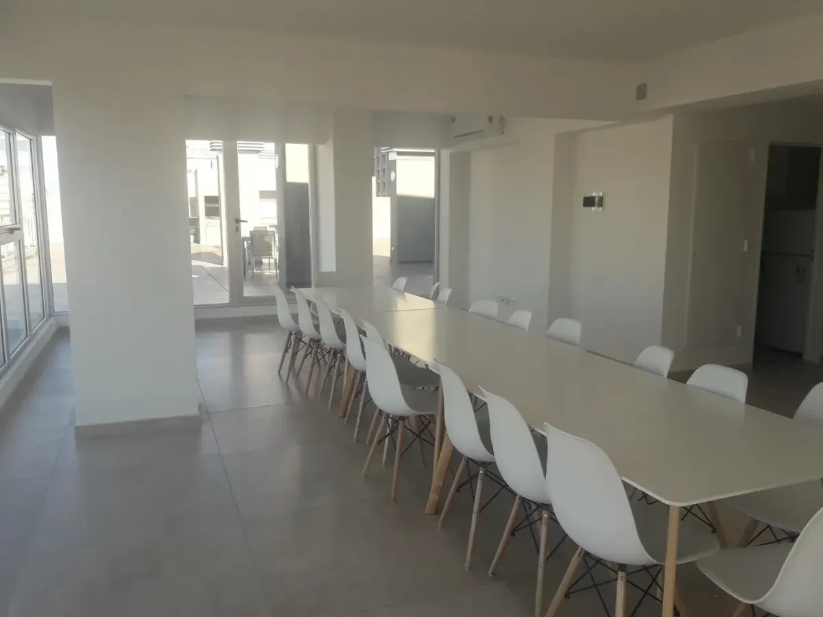 Cómodo Monoambiente Amoblado Y Totalmente Equipado, Muy Espacioso Y Muy Luminoso. Edificio Con Gimnasio, Piscina, Sum, Terraza Y Parrilas
