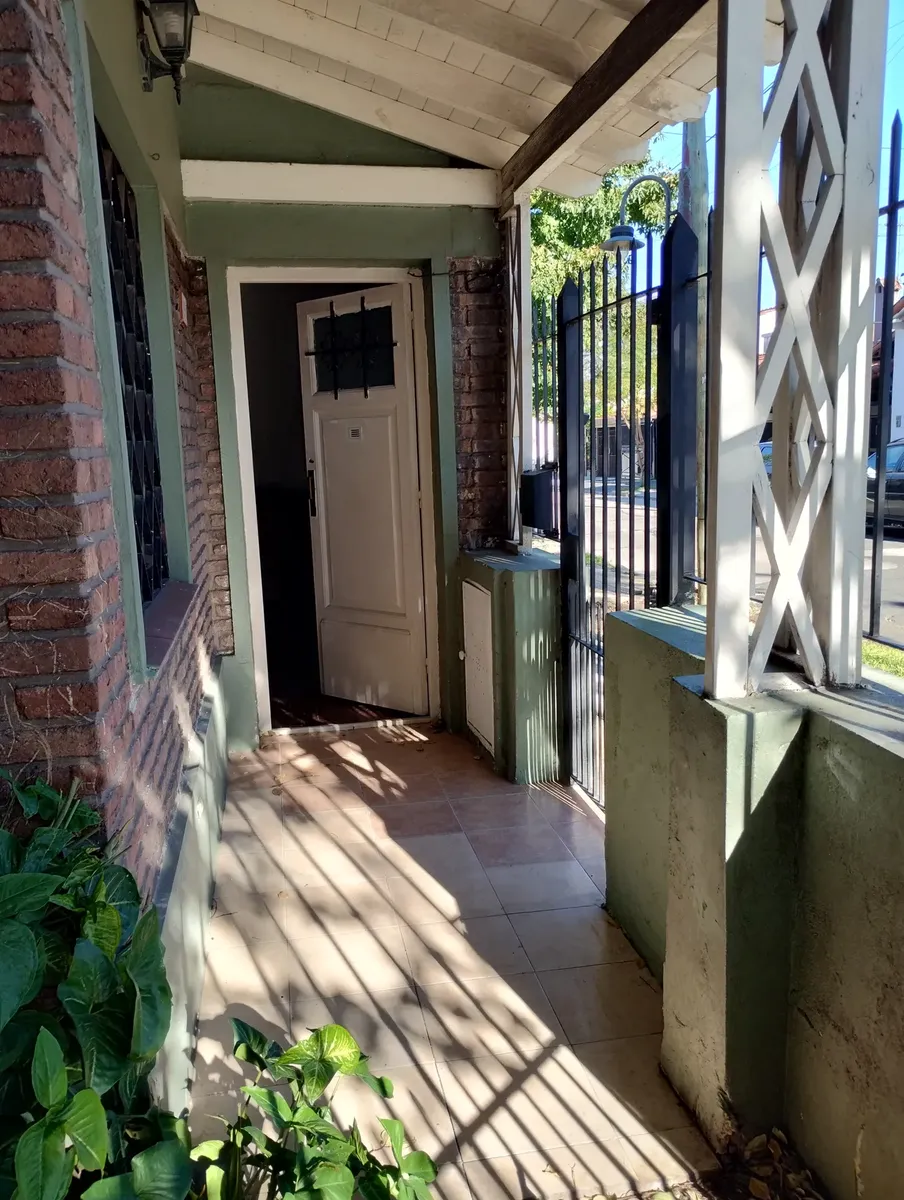 Excelente Casa En Planta Baja, Lote Propio, 3 Amb Baño En Suite Y Toilette, Patio Con Parrilla, Quincho Cerrado U Oficina
