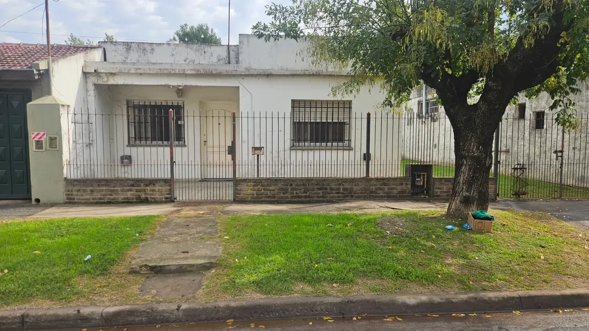 Casa Remodelada Con Amplio Jardin Y Ambientes Extensos