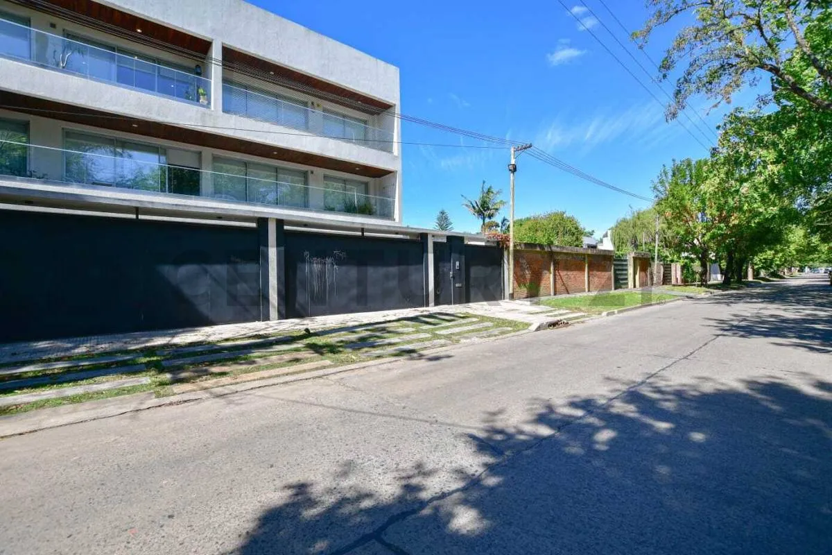 Duplex com pé-direito duplo e piscina