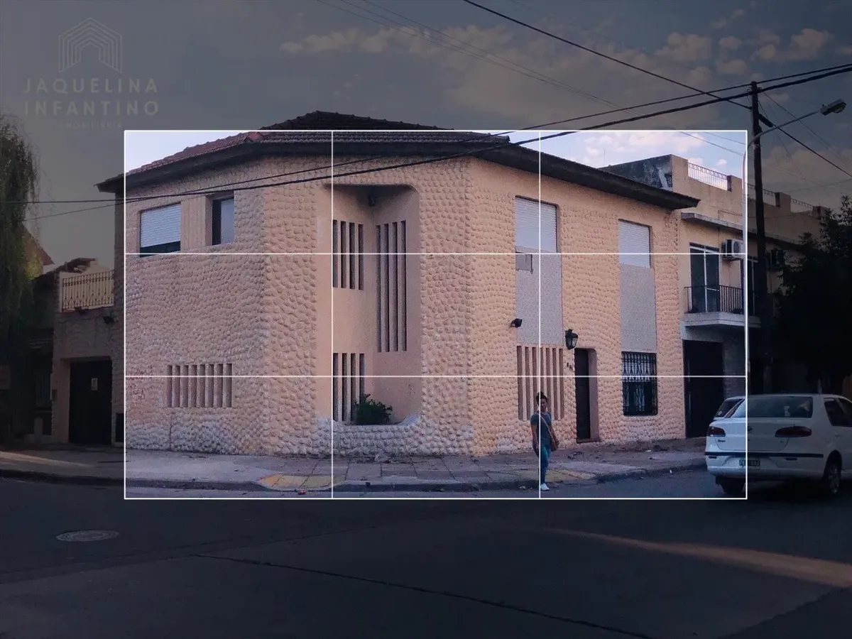 Casa esquina con patio y garage