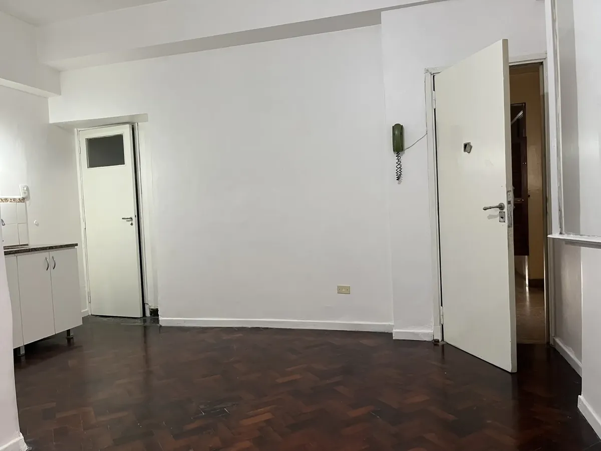 Monoambiente Con Piso De Parquet Plastificado. Con Kitchenette (horno Eléctrico Y Anafe De 2 Hornallas) Baño Completo Y Lavadero Independiente. Split Frío/calor