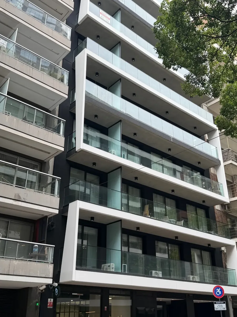 Lindísimo Y Amplio Monoambiente De Calidad En Palermo A Estrenar . Piso Alto Contrafrente A Pulmón Abierto , Muy Luminoso . Amenities: Pileta , Gimnasio, Sum , Parrilla Y Laundry