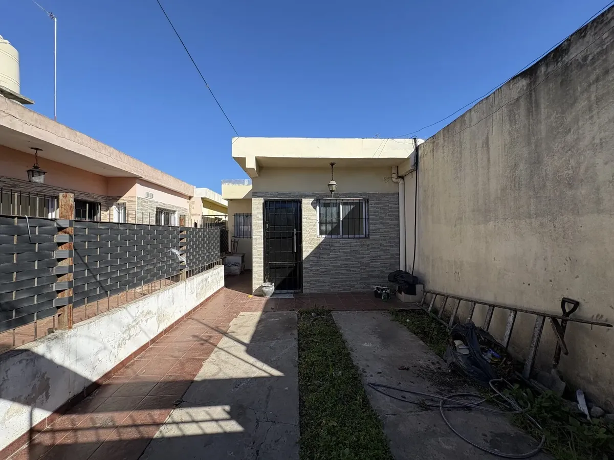Alquiler De Dos Habitaciones, Cochera Y Patio
