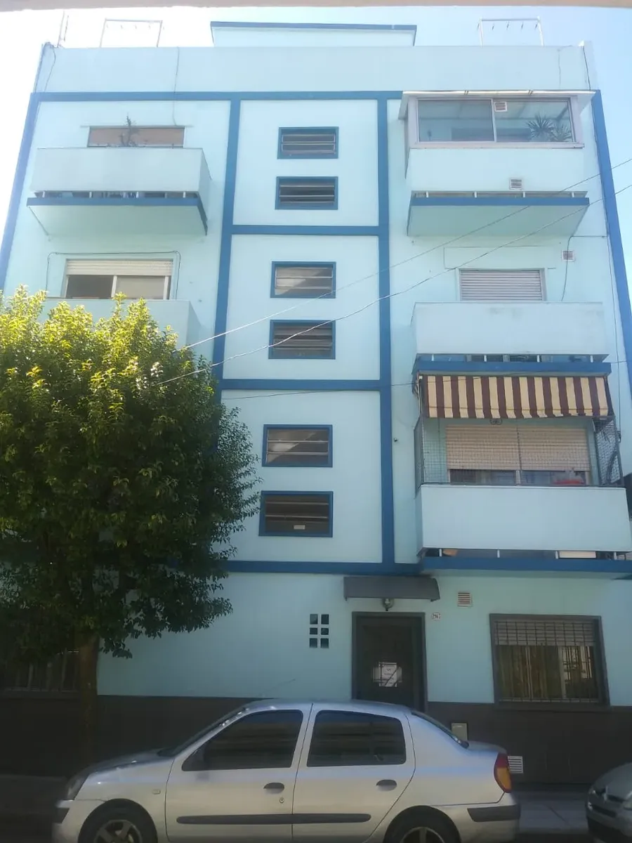 Ph 3 Ambientes Al Frente Con Balcón, 2do Piso Por Escalera