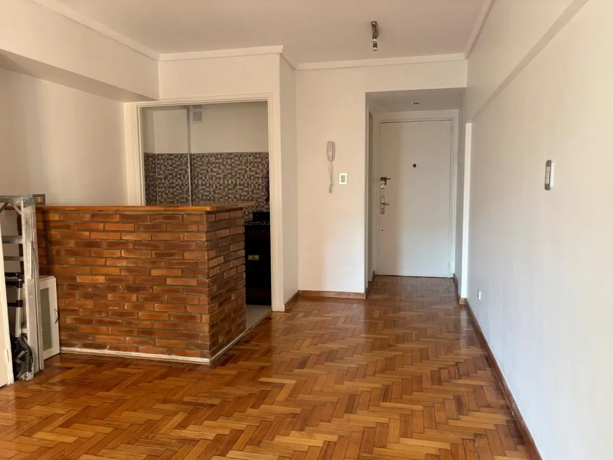 Monoambiente con balcón aterrazado