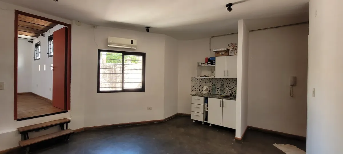 Ph Sin Expensas Con Terracita Propia, Sobre Avenida Estudio-vivienda, Y/u Oficina-showroom. 2 Ambientes Y 1/2 En Desniveles. Primer Piso Por Escalera. Contrafrente. Super Tranquilo