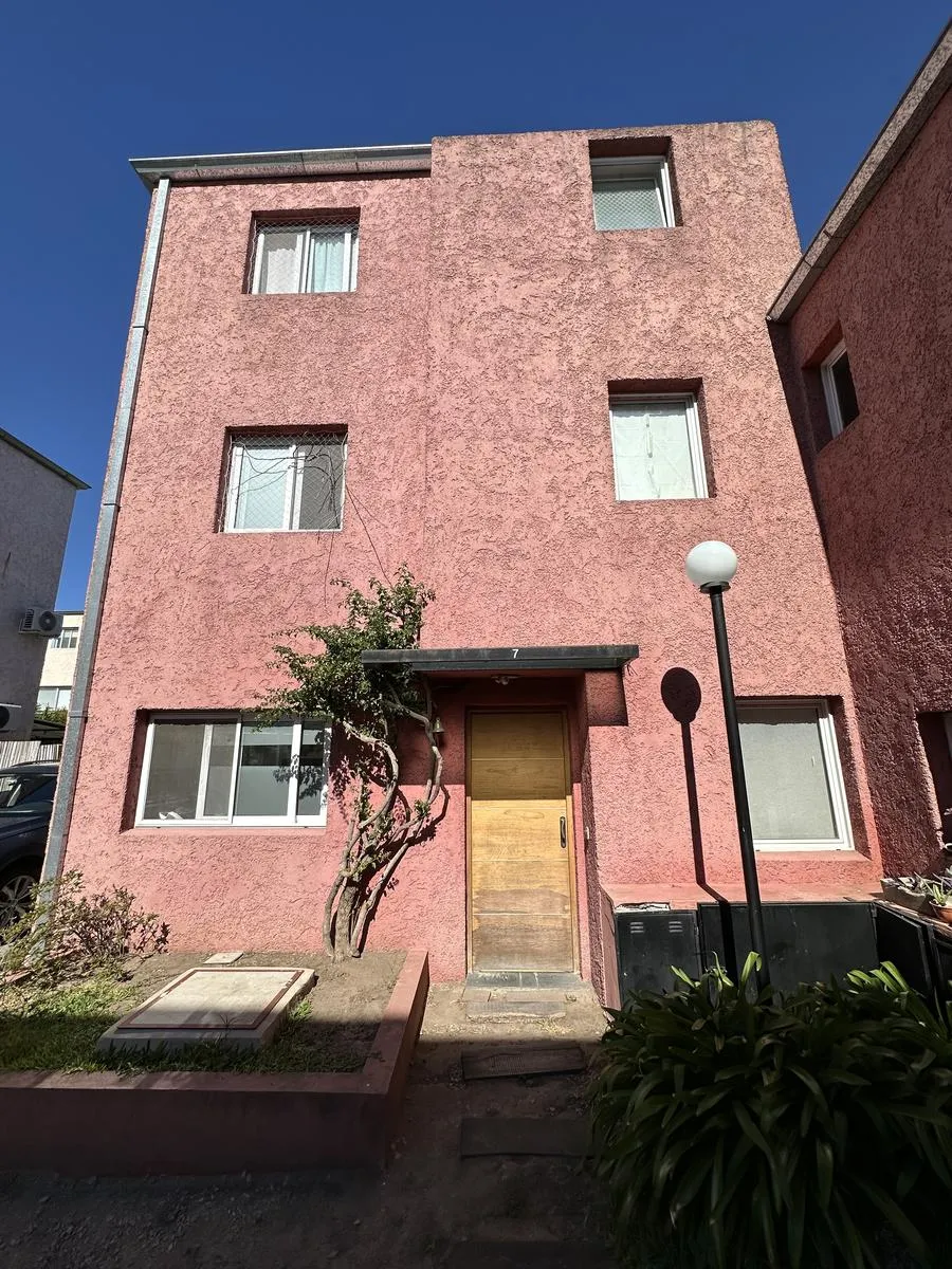 Triplex with garden and grill