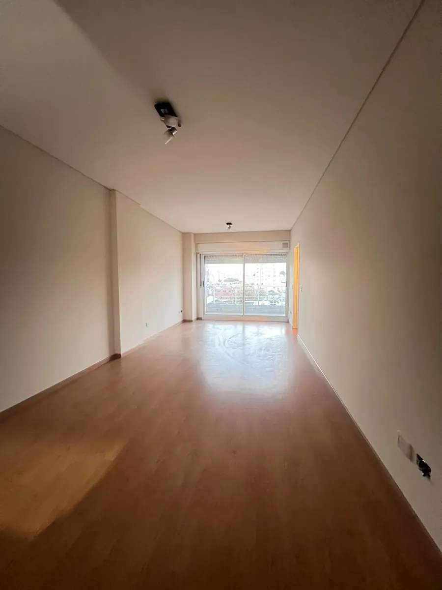 Alquiler Monoambiente Divisible Con Balcón Y Vistas Abiertas | Súper Luminoso